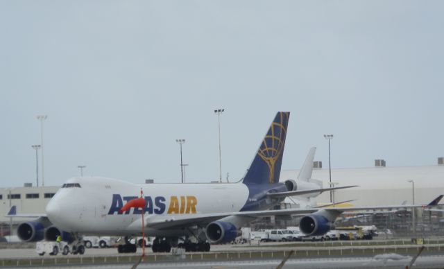 Boeing 747-400 (N496MC)