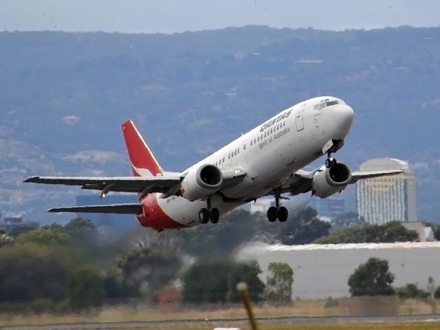 BOEING 737-400 (VH-TJU) - Getting airborne off runway 23. Tues 27th December 2011.