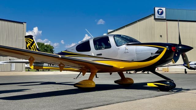 Cirrus SR22 Turbo (N9JR) - A bespoke 2020 Cirrus SR-22 Turbo @ the KOSH FBO, during AirVenture ‘22. 7/27/22. 