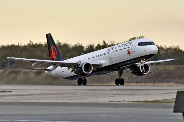 Airbus A321 (C-FIUE)