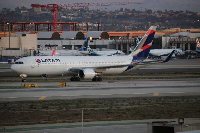 BOEING 767-300 (CC-CXC)