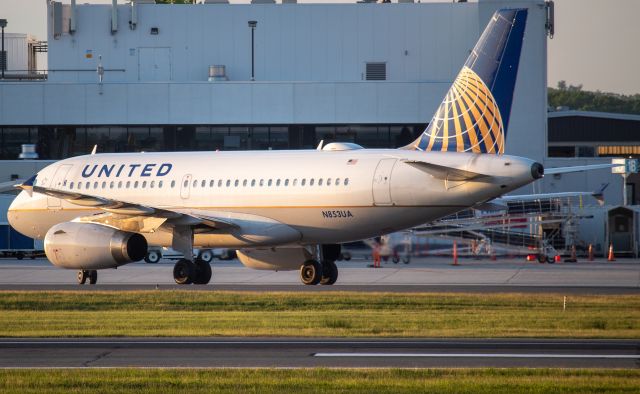 Airbus A319 (N853UA) - Pulling into the gate after a flight from IAD