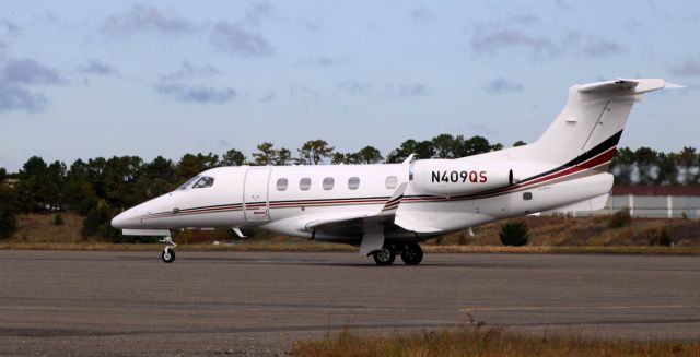 Embraer Phenom 300 (N409QS) - Taxiing to parking is this 2017 Embraer Phenom 300 in the Autumn of 2022.