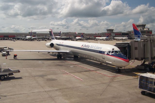 McDonnell Douglas MD-88 (N923DL) - Delta MD-88 (N932DL) prepares at the gate at Atlanta-Hartsfield Interational Airport.