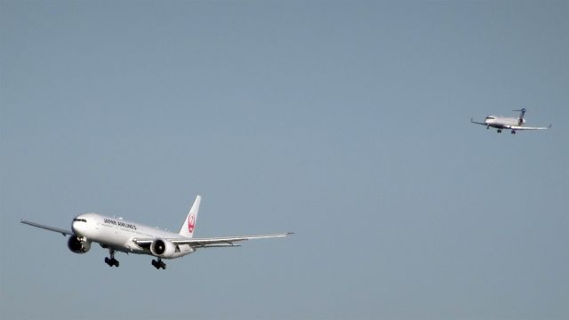 BOEING 777-300ER (JA743J) - 20150306-164137.jpgbr /JA743J is the bigger.br /br /JA743J / Boeing 777-346ER br /Japan Airlines, 2x GE90br /br /N719SK / Canadair CRJ-701ER br /2015-03-06 UA6261 Las Vegas (LAS) San Francisco (SFO) 15:36-->Landed 16:43