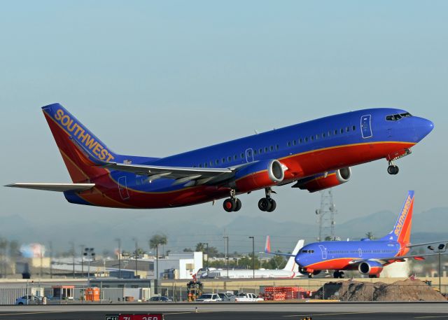 BOEING 737-300 (N616SW)