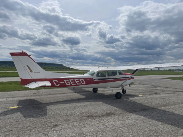 Cessna Skyhawk (C-GEED) - Parked on Taxiway 