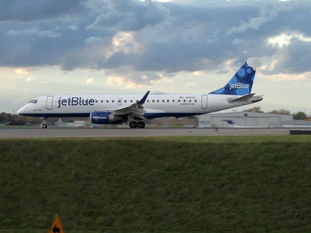 Embraer ERJ-190 (N190JB)