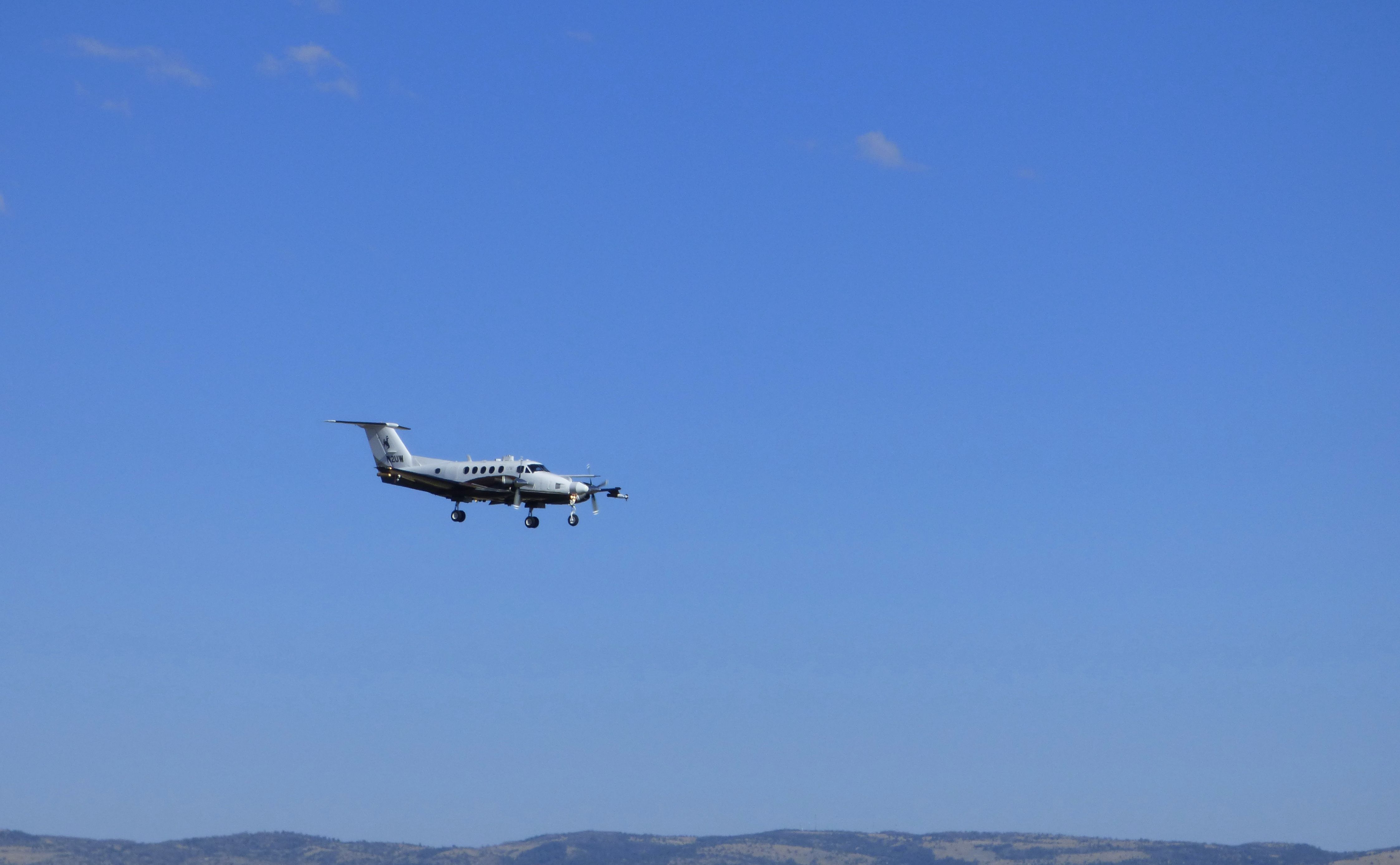 Beechcraft Super King Air 200 (N2UW) - N2UW on final at KLAR