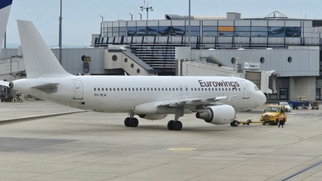 Airbus A320 (9H-MLW)
