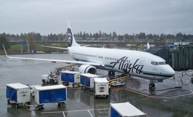 Boeing 737-800 (N524AS) - AS 737-890 N524AS on a wet drury day at SEA. April 12, 2009.