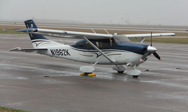 Cessna 206 Stationair (N1962K) - This sharp 206 dropped in for fuel before continuing on to Galveston, Texas.