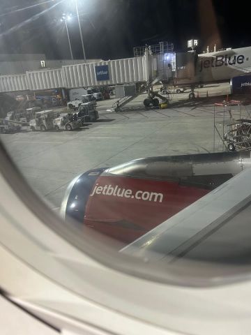 N615JB — - Red/Blue # 2 engine cowl on N615JB