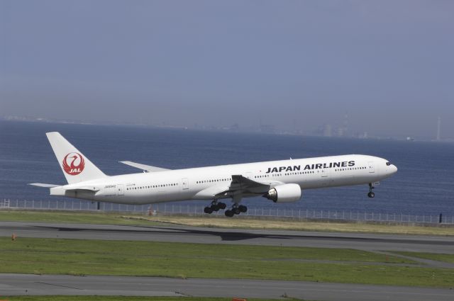 BOEING 777-300 (JA8942) - Takeoff at Haneda Intl Airport Rwy16L on 2012/07/10