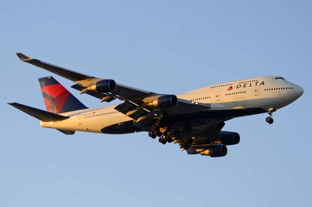 Boeing 747-400 (N669US) - Delta Boeing 747-451 N669US at Phoenix Sky Harbor on December 26, 2015. It first flew on July 19, 1990. Its construction number is 24224. It was delivered to Northwest on July 19, 1990. It was merged into the Delta fleet on October 29, 2008. 