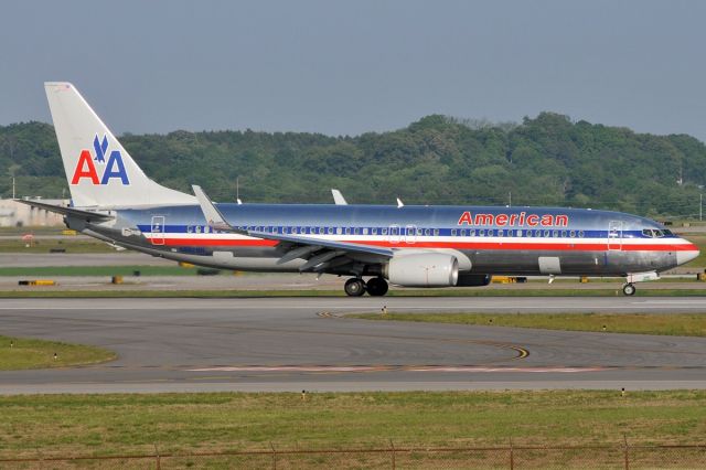 Boeing 737-800 (N882NN)