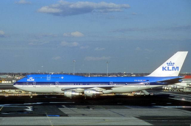 Boeing 747-200 (PH-BUN) - On 2002, good old Slide Film After sold to Southern Air as N726SA scrapped in December 2004