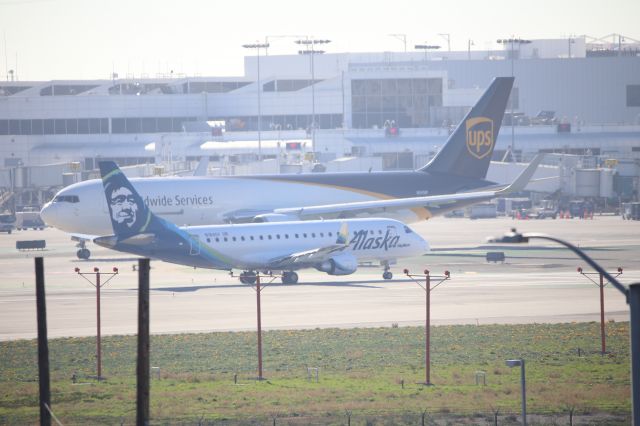 EMBRAER 175 (long wing) (N184SY)