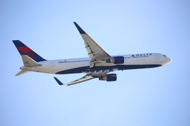 BOEING 767-300 (N178DN)