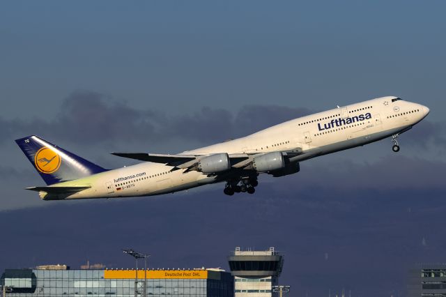 BOEING 747-8 (D-ABYG) - with green deicing fluid