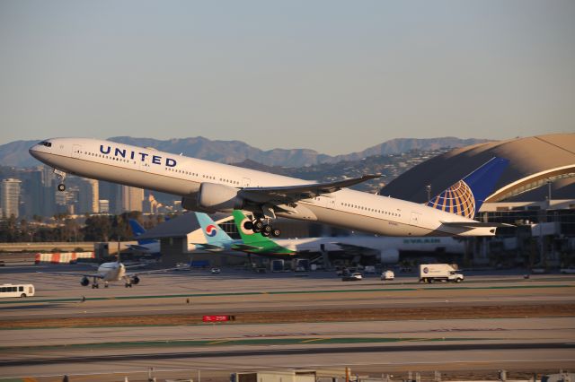 BOEING 777-300ER (N2846U)