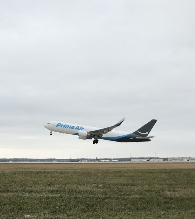BOEING 767-300 (N229AZ) - Runway 19 departure! 12/23/21.