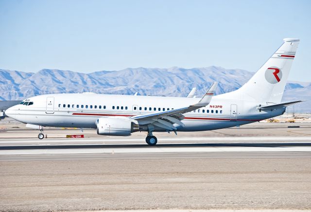 Boeing 737-700 (N43PR) - A nice BBJ arriving at Las Vegas.