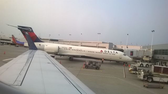 Boeing 717-200 (N959AT) - Waiting for pushback on an Erj 175