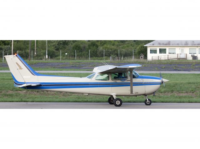 Cessna Skyhawk (N62104) - Taxi for take off RW35.,