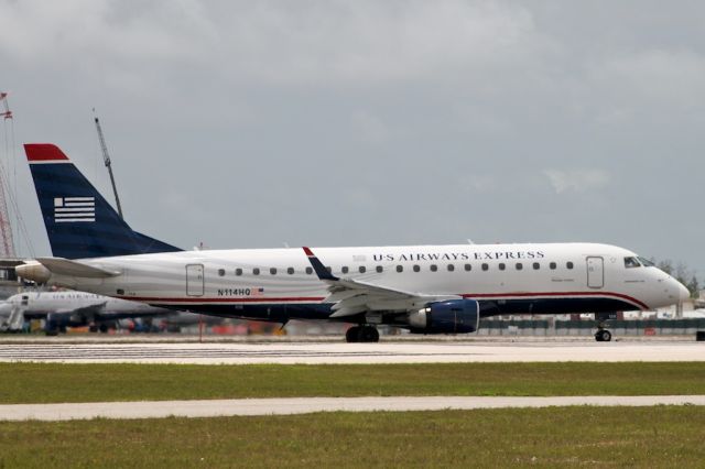 Embraer 175 (N114HQ)