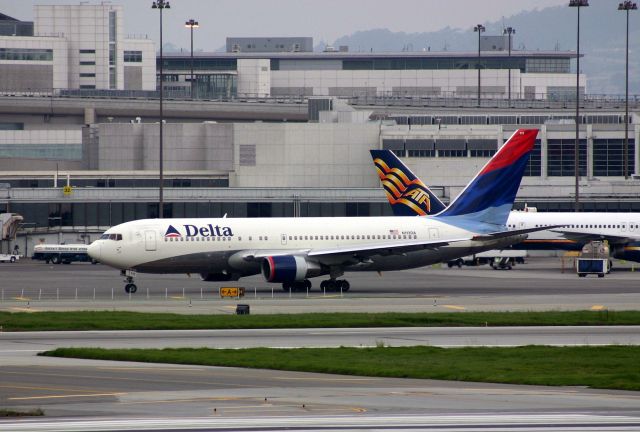 BOEING 767-200 (N113DA) - KSFO  One of Deltas early 767-200s(delv 12/14/1983...) on taxi to 1R departure runway at SFO, This photo 2/13/2005.