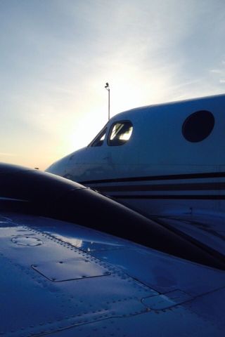 Beechcraft Super King Air 200 (N143DE) - Looking at the sun on the plane 