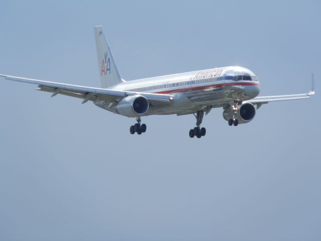 Boeing 757-200 (N657AM)