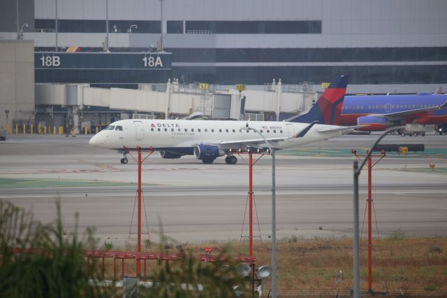 EMBRAER 175 (long wing) (N307SY)