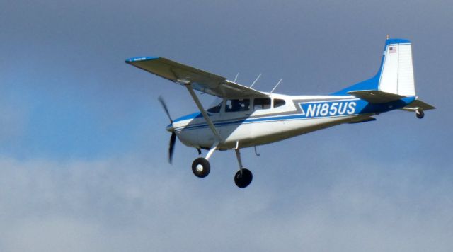 Cessna Skywagon (N185US) - On final is this 1977 Cessna Skywagon 185F in the Autumn of 2020.