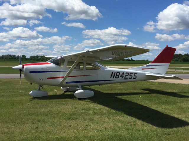 Cessna Skylane (N8425S) - Lakeville Airlake Airport