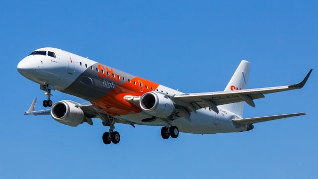 Embraer ERJ-190 (P4-KCI) - On the final approach on very nice crystal blue skies.