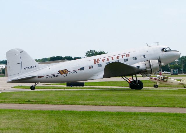 Douglas DC-3 (N33644) - AirVenture 2016.