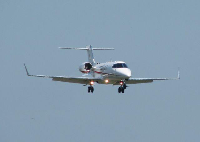 Learjet 40 (N40NB) - Landing at Downtown Shreveport.