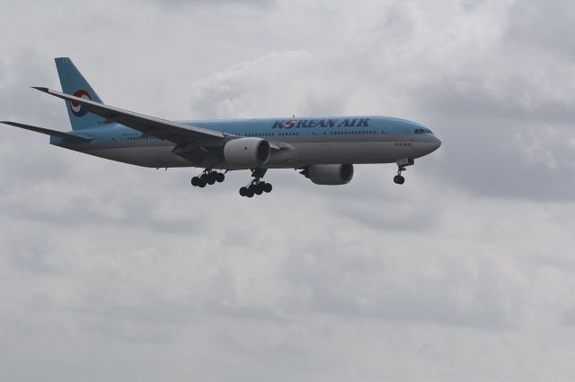 Boeing 777-200 (HL7714) - Korean Air Flight 31 landing at KDFW after a flight from Korea