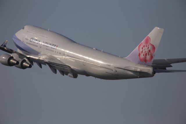 Boeing 747-400 (B-18210)