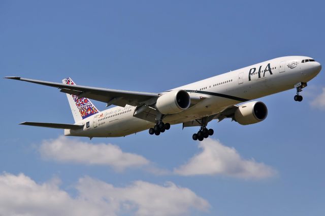 BOEING 777-300ER (AP-BHW)