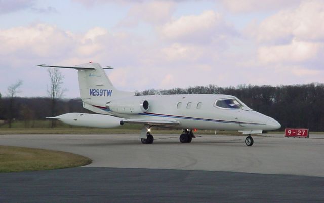 Learjet 24 (N299TW) - Taxiing on 1/9/07