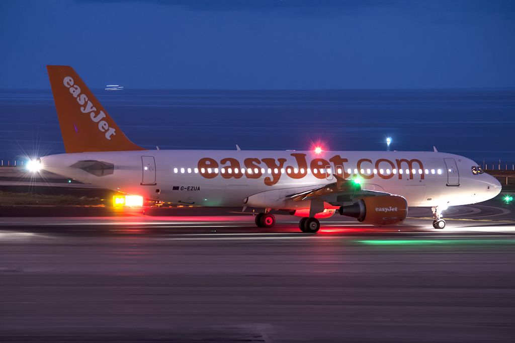 Airbus A320 (G-EZUA)