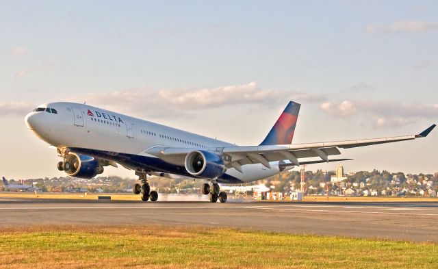 Airbus A330-300 (N812NW)