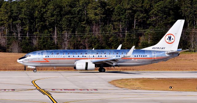 Boeing 737-800 (N905NN) - My first time catching the newly painted N905NN as the Astrojet retro here at RDU. What a beautiful airplane... American, can you go back to this? Thatd be awesome. At the observation deck, 12/10/17.