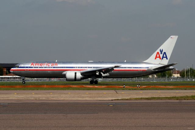 BOEING 767-300 (N343AN) - Touching down on R27R on 27-Apr-10 operating flight AA080 from KDFW.