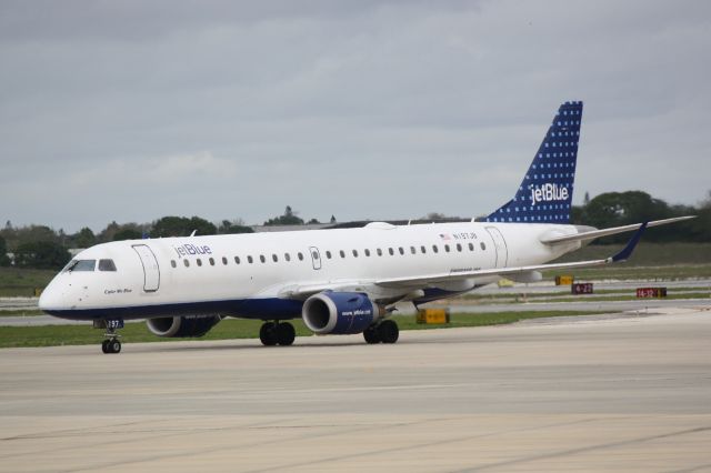 Embraer ERJ-190 (N197JB) - JetBlue Flight 164 (N197JB) "Color Me Blue" prepares for flight at Sarasota-Bradenton International Airport