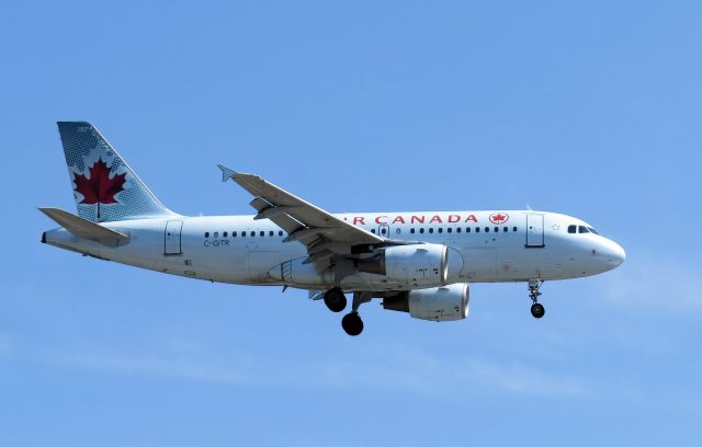 Airbus A320 (C-GITR)