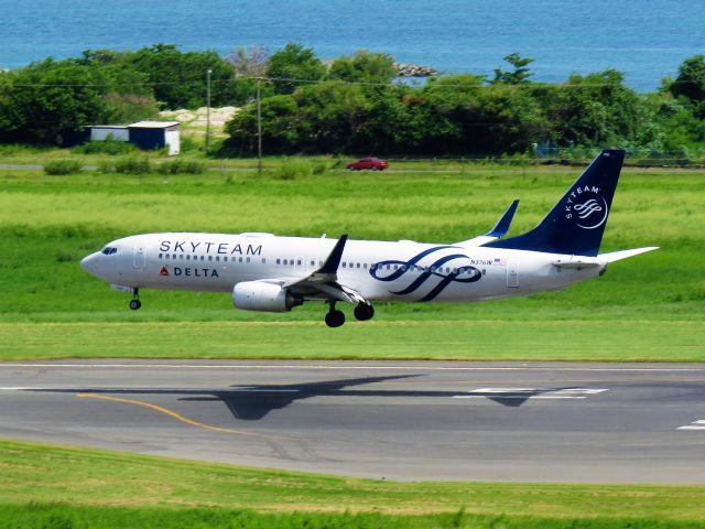 Boeing 737-800 (N3761R)